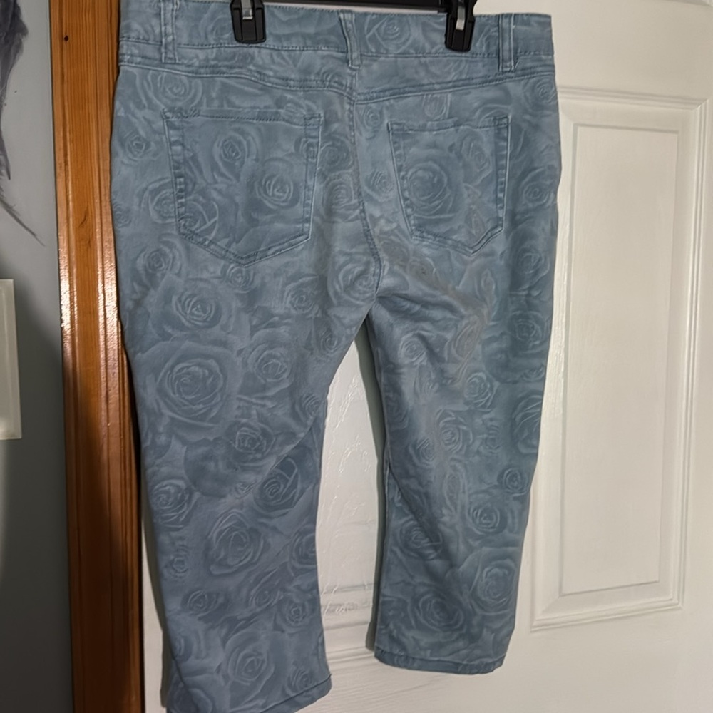 D.Jeans Rose Patterned Capri - Picture 2 of 4